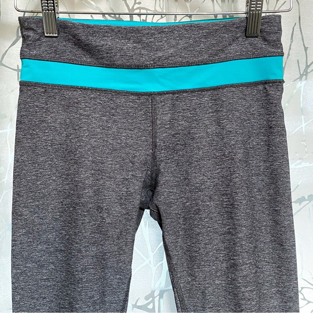 Lululemon run Heathered gray black blue stripe inspire crop leggings - Picture 3 of 14